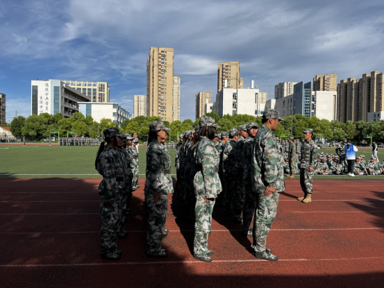 盐城技师学院校服图片